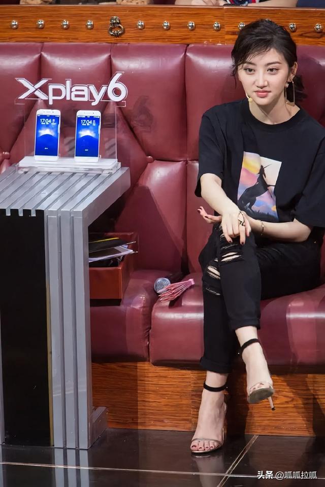 别眨眼！女星穿紧身牛仔裤狂炫身材，细腰翘臀的暴击谁顶得住