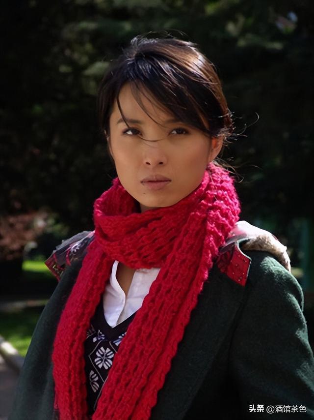 她26岁成双料影后，二婚嫁靳东高龄生下两子，今48岁美得自信从容