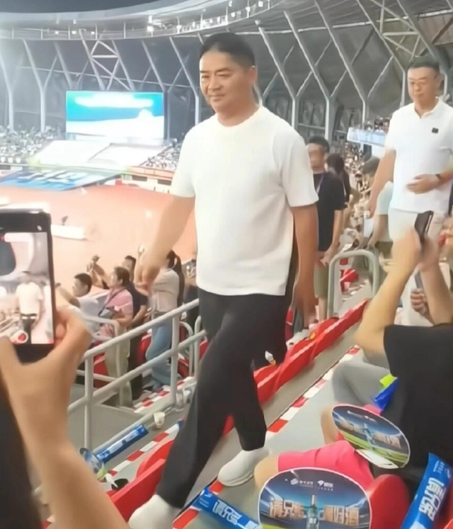 刘强东去看苏超了，喝着啤酒跳着舞，情绪好嗨，市长在旁边吹喇叭