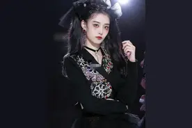 黄子韬公开恋情却遭群嘲，粉丝不买账，嘲讽他自食恶果图片