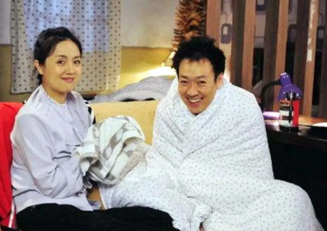 离过年仅1个月，52岁辛柏青高调传出喜讯，朱媛媛终于可以放心了