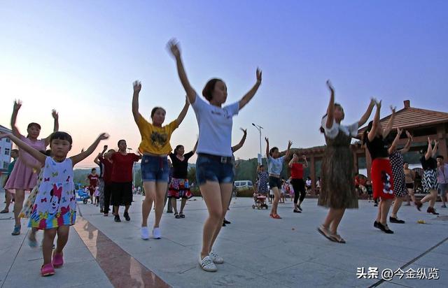 "爱你老己"刷屏背后：这届年轻人不躺平，只是换了种姿势温柔自救