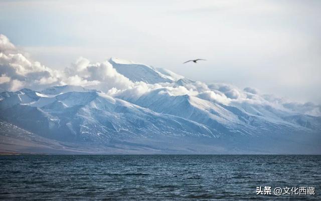 99%的人都错过的西藏最澄澈的湖泊！湖心冰裂瞬间太绝了！