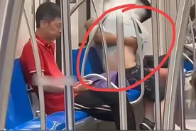 辣眼睛！上海地铁两男子公然拥吻，乘客震惊，红衣大叔淡定成背景图片