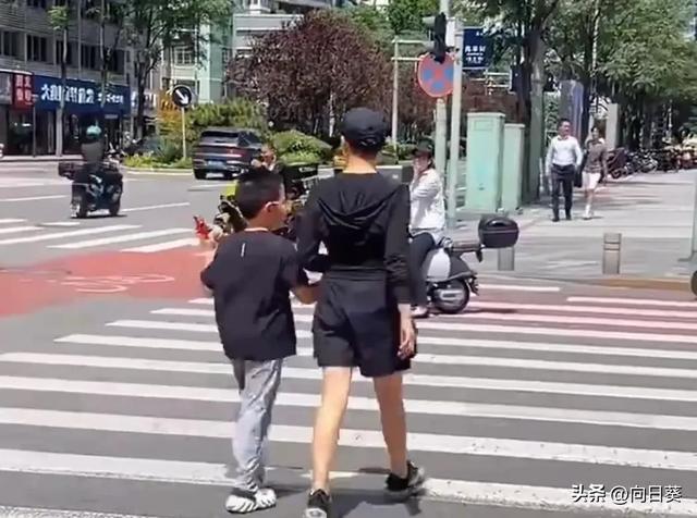 宋丹丹带孙子过马路，走路姿势像要去打刘星一样，特别飒！