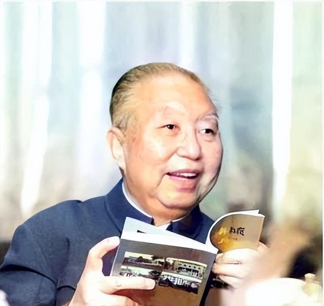 华国锋夫人韩芝俊有多美？1961年在长沙的全家福，30岁她端庄贤惠