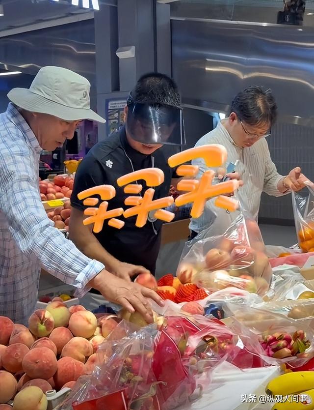 领韩国旅游团参观中国菜市场：试吃乱瞟还不好意思，水果买几十斤