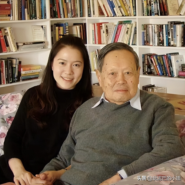 杨振宁追悼会现场！翁帆站首位神情悲伤，64岁老者曝杨老两个贡献
