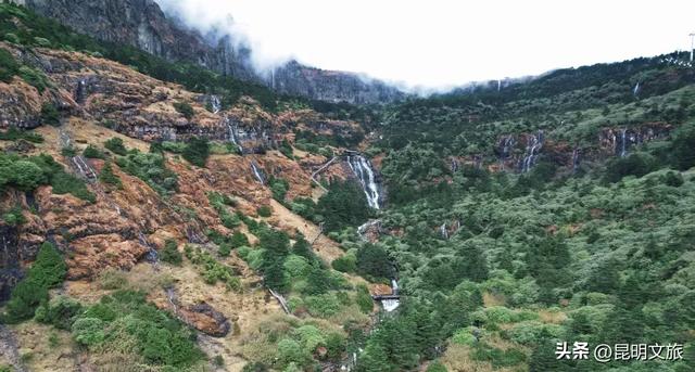 “一身反骨”!别家的山冬天静悄悄,昆明的山却“冻”出了高山瀑布群