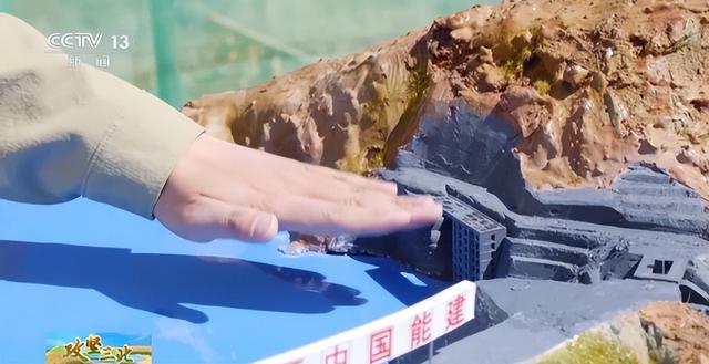 最大沙漠边缘建水利枢纽，我国因地制宜，不料却创下世界纪录！