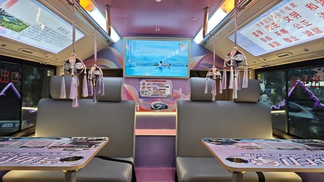 皮沙发+无线充+文创区！南宁这趟漫游公交也太夯了