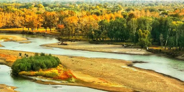 上帝调色盘 新疆“五彩滩”