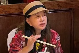 74岁刘晓庆美国聚餐，大方让朋友曝光素颜照，老态尽显却更真实了图片