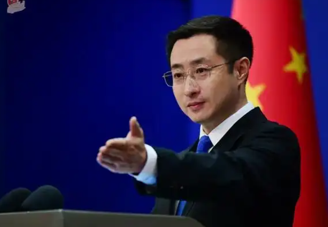 最后一刻，特朗普终于签字了！中美联合声明出炉，2个动作不寻常