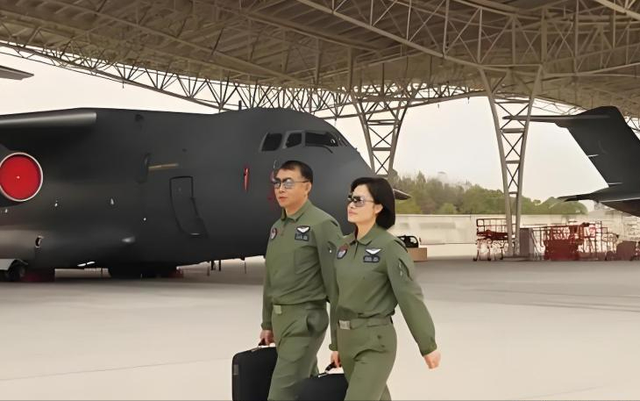 阅兵女机长身份曝光，私生活被揭露，付出牺牲，丈夫身份引关注。