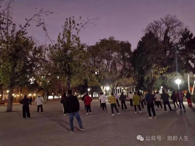 升温之夜与间歇跑：一个人的节奏，一群人的广场