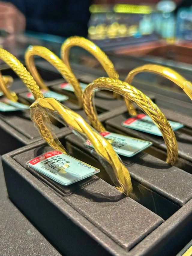 金价1500元/克真相:富人囤金?资本炒作?普通人怎么避免踩坑!