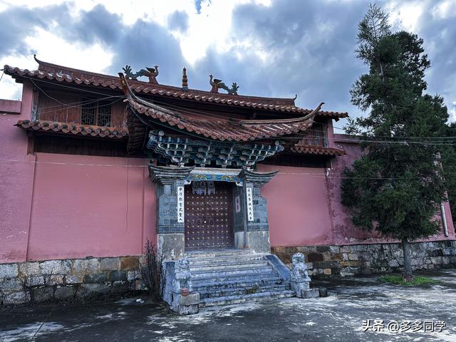 寻访梁王山脚步哨村，明代哨兵后人，守护着怎样的老宅历史？