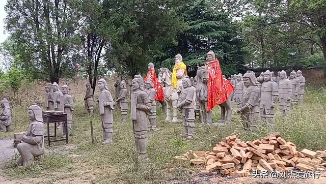参观新密北宋名将杨业祠，祠内石人军士方阵堪称一绝