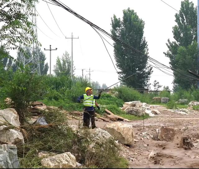 河北联通：暴雨中争分夺秒 搭起通信“生命线”