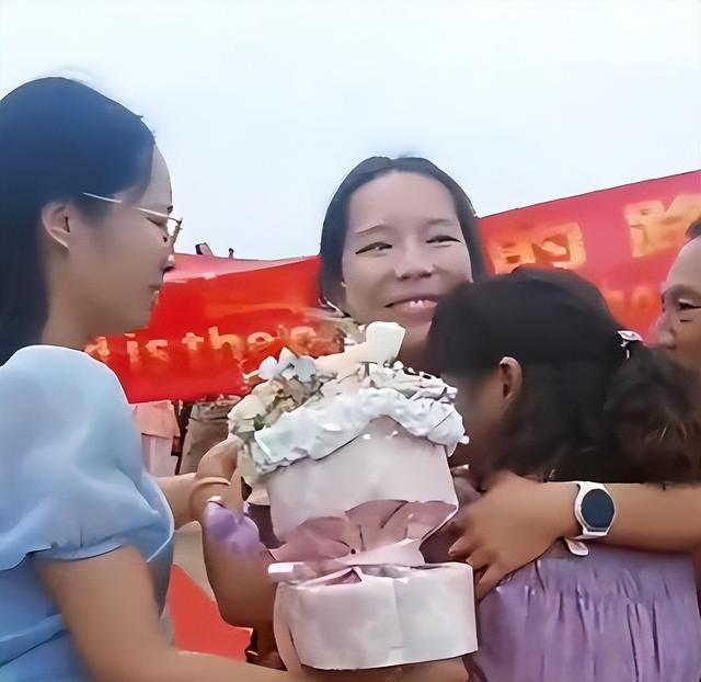 江西女孩寻亲后续！被曝刚出生就遭遗弃，证据曝光，难怪要回欧洲