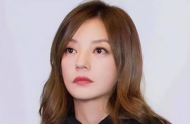 拔出萝卜带出泥！49岁赵薇近况再曝，事业婚姻双失败，丑闻太恶劣