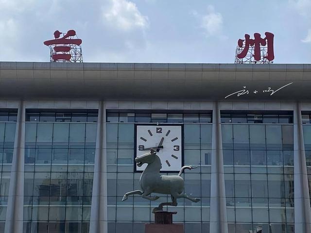 外地游客纳闷：“兰州火车站”的站牌上，怎么会有个“错别字”？