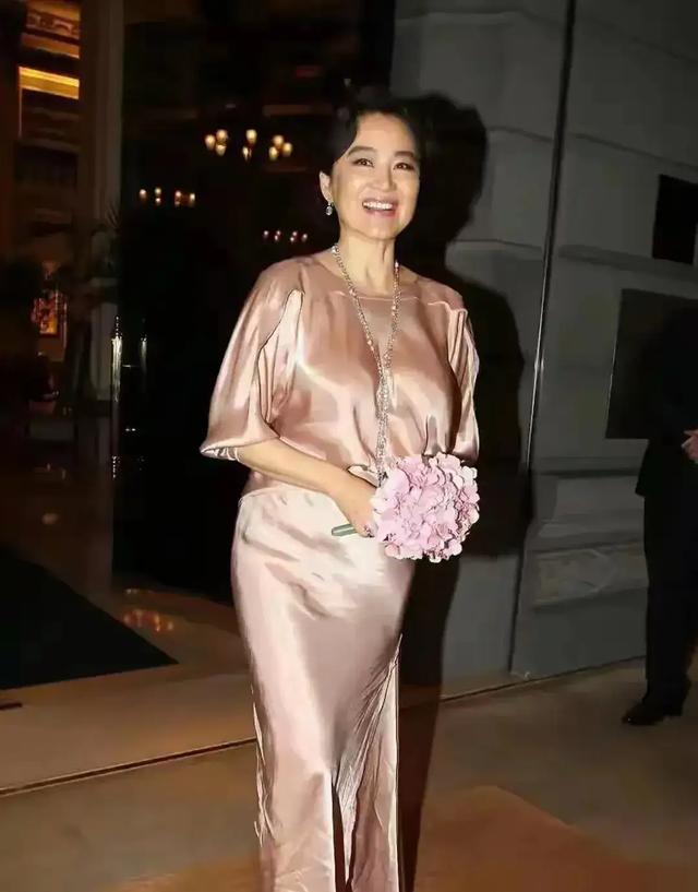 年轻时倾国倾城，美得不可方物！晚年自然老去，你还认得出？
