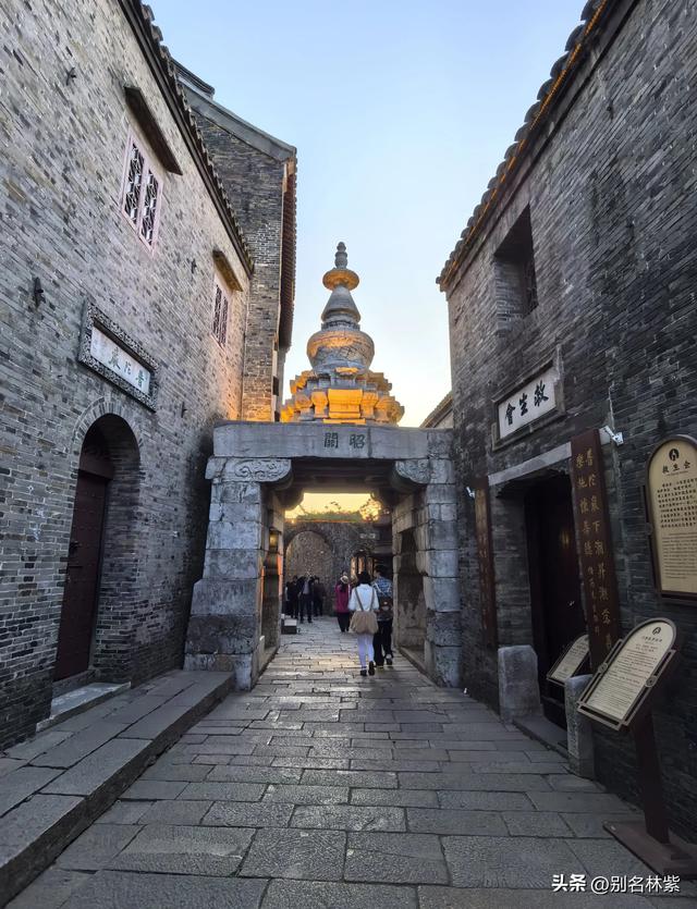 离开扬州在东站发生一件有惊无险的事，到镇江住青旅，游览西津渡