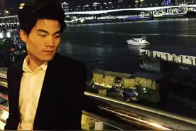 董宇辉：捧红我，质疑我，毁掉我图片