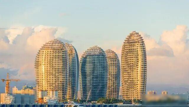 北海人海边晒太阳，三亚游客排队抢票，谁真把海当自家后院？