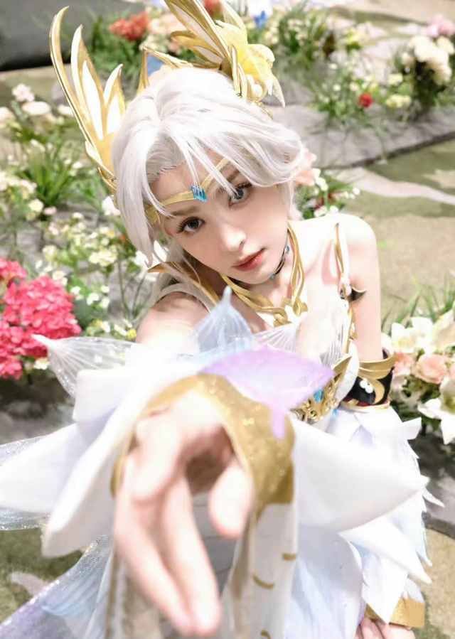 走路摇cos貂蝉，身穿白色衣裙，头戴粉色珠钗，造型超级温婉