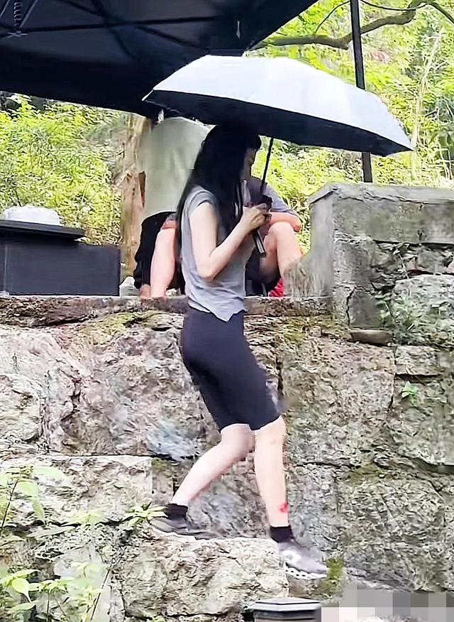 36岁景甜现身公园拍戏，皮肤白皙身材曲线明显，紧身裤更是加分项