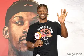 “沈阳行”上转手绢、参加“开学典礼”～NBA球星巴特勒与小球员亲切互动图片