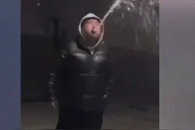 男人喝醉酒了都是怎样吐的？网友回复：葫芦娃救爷爷！图片