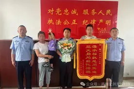 【德耀中华】“救命啊”孩子掉进下水道 辅警张园将危急时刻挺身而出图片