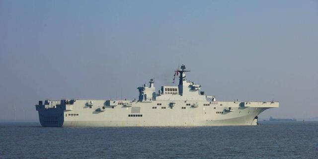不学美国造小航母？076携独门武器亮相，两栖作战这样改变战局！
