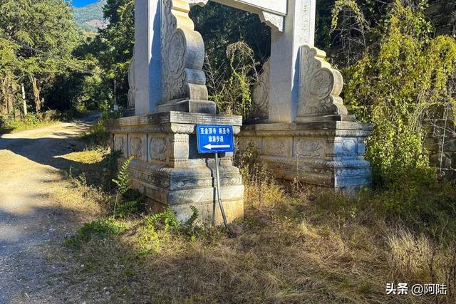 《徐霞客游记》中两次提及的报恩寺就在大理鸡足山上，但路况堪忧