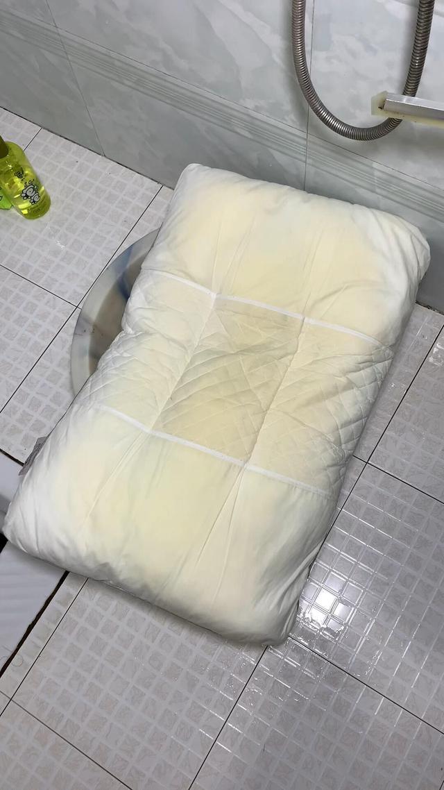 床上“最脏”的2样东西，很多人家从来不洗，却天天用！