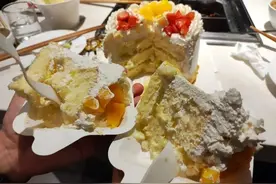 挂上热搜的“在海底捞被人要蛋糕”，逼疯多少羞耻的中国年轻人图片