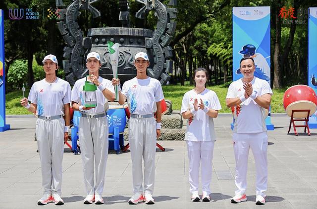 三国文化薪火相传 成都世运会火炬穿越武侯祠