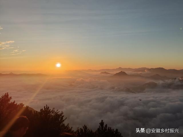 安徽岳西：晨曦染云海