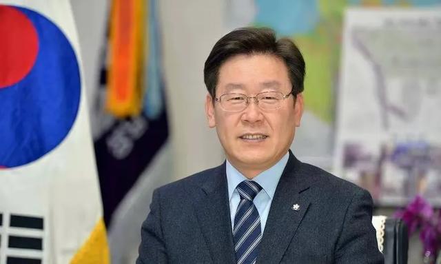 美韩15%关税协议落槌，特朗普突然改口：中国“不再难对付”！