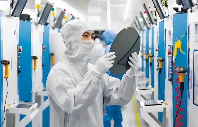 75岁芯片大佬潜逃美国！带核心技术机密，中国半导体经济警报拉响