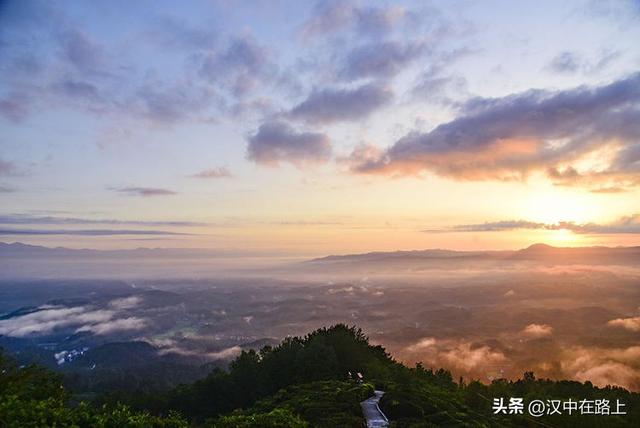 汉中云峰寺日出：金光照破雾千层，半是仙踪半是尘​！