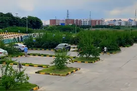 大学生开始整顿驾校，一脚油门下去，教练使出跨栏绝技，堪比刘翔图片