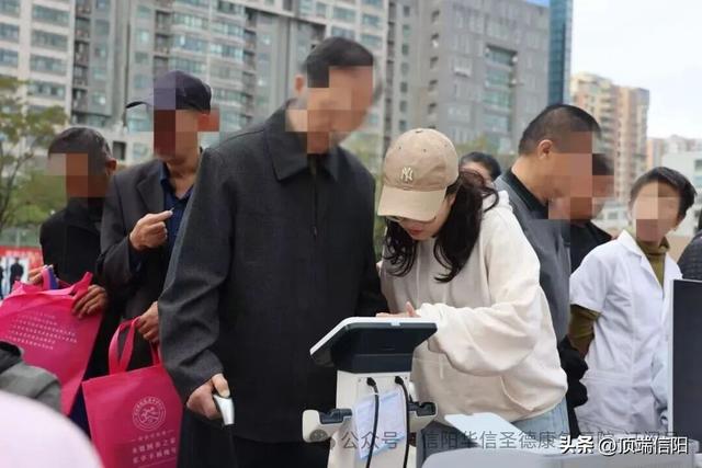 AI智能设备亮相义诊现场！信阳华信圣德康复医院参加全市大型义诊活动