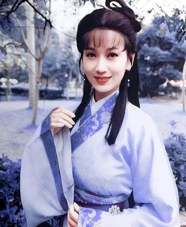 71岁赵雅芝北京走秀	，脸垮皮松满是皱纹，网友直呼比董明珠还老