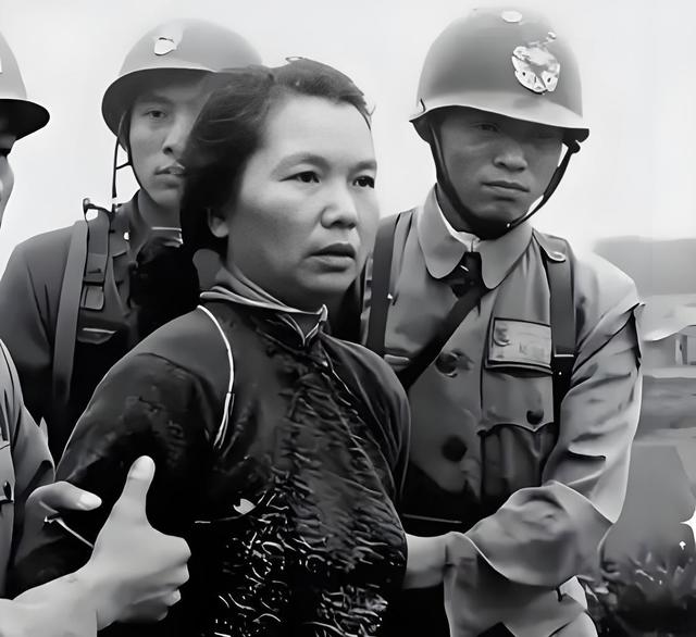 朱枫烈士回家：白发苍苍的女儿	，抱着年轻母亲的遗照，让人泪目！