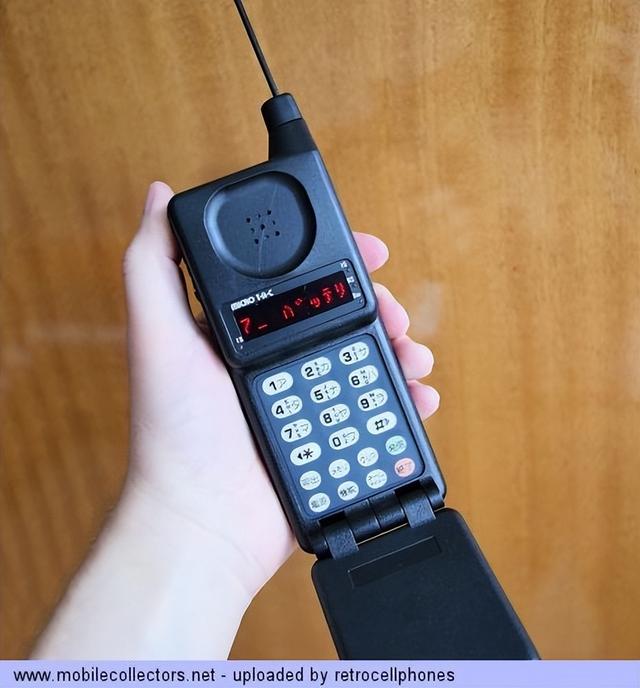 通信历史连载788-世界第一部下翻盖手机-摩托罗拉MicroTAC-1989年
